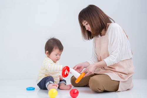 子育てと介護の負担！増加する「ダブルケア」とは？