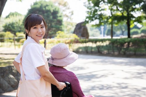 デイサービス 通所介護 とは 役割や業務内容を解説 Ndソフトウェア 株 介護システムで業務効率化 ほのぼの